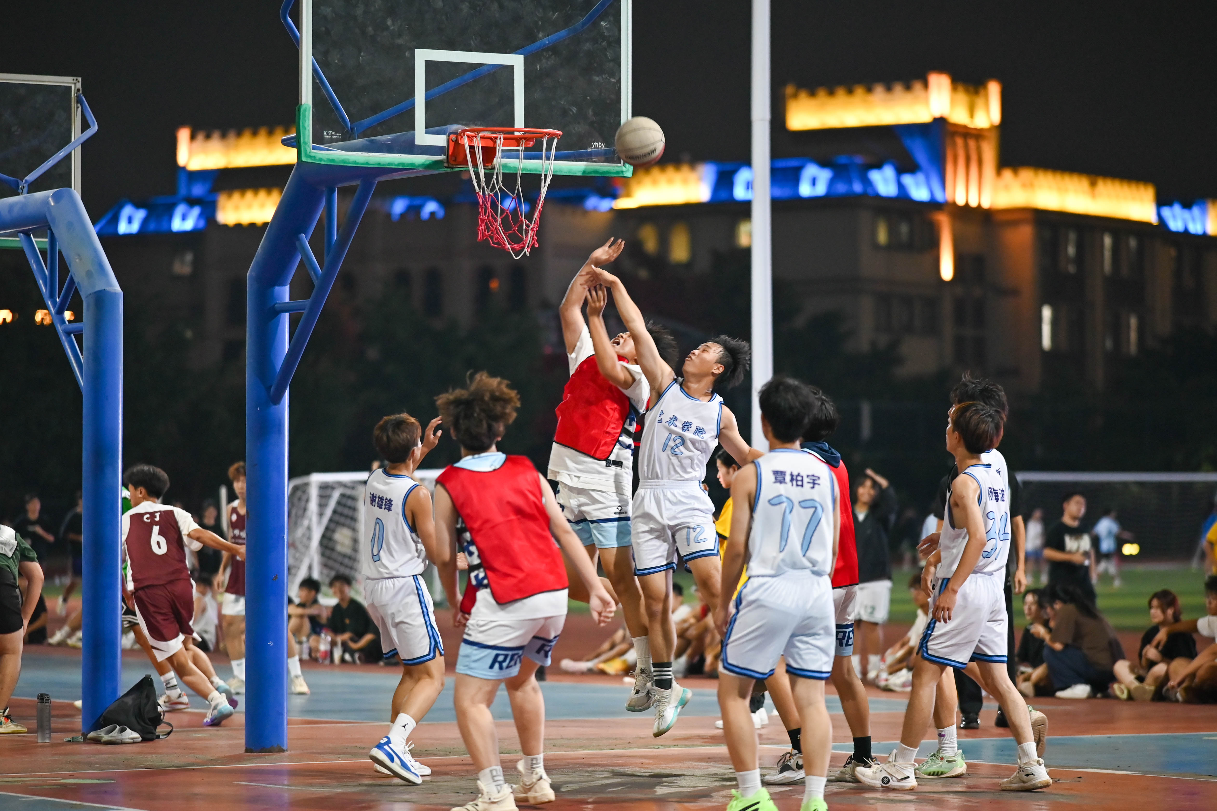 篮球比拼中呈现激烈局面，场面火爆