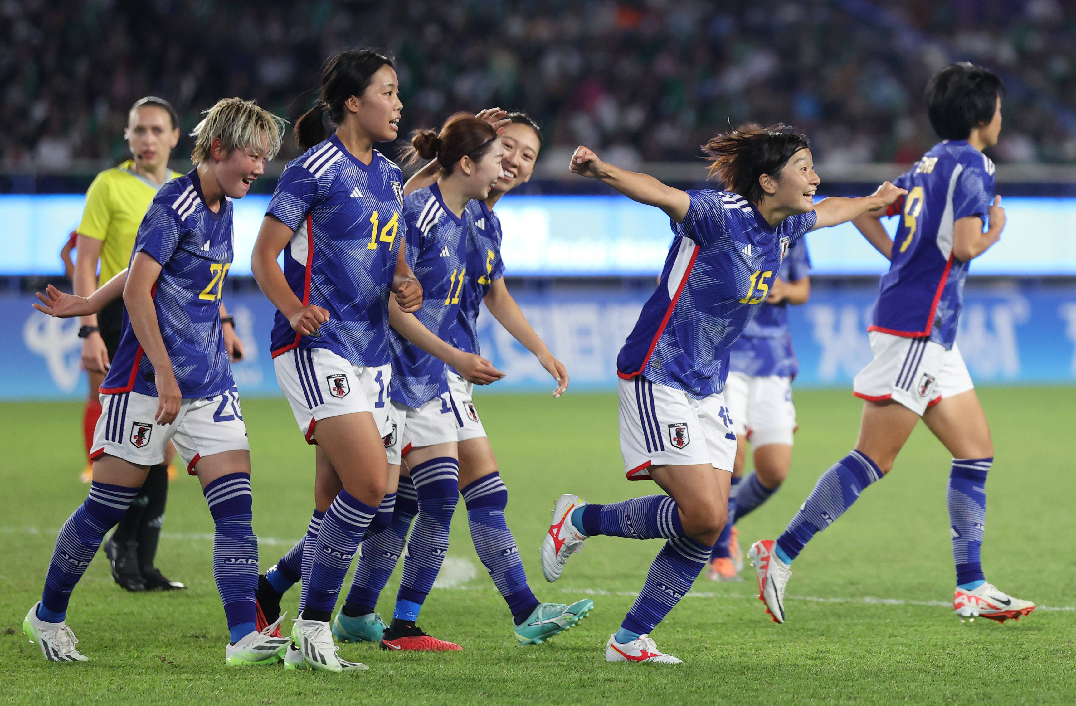 加拿大女足表现强劲,取得胜利 加拿大女足表现强劲,取得胜利