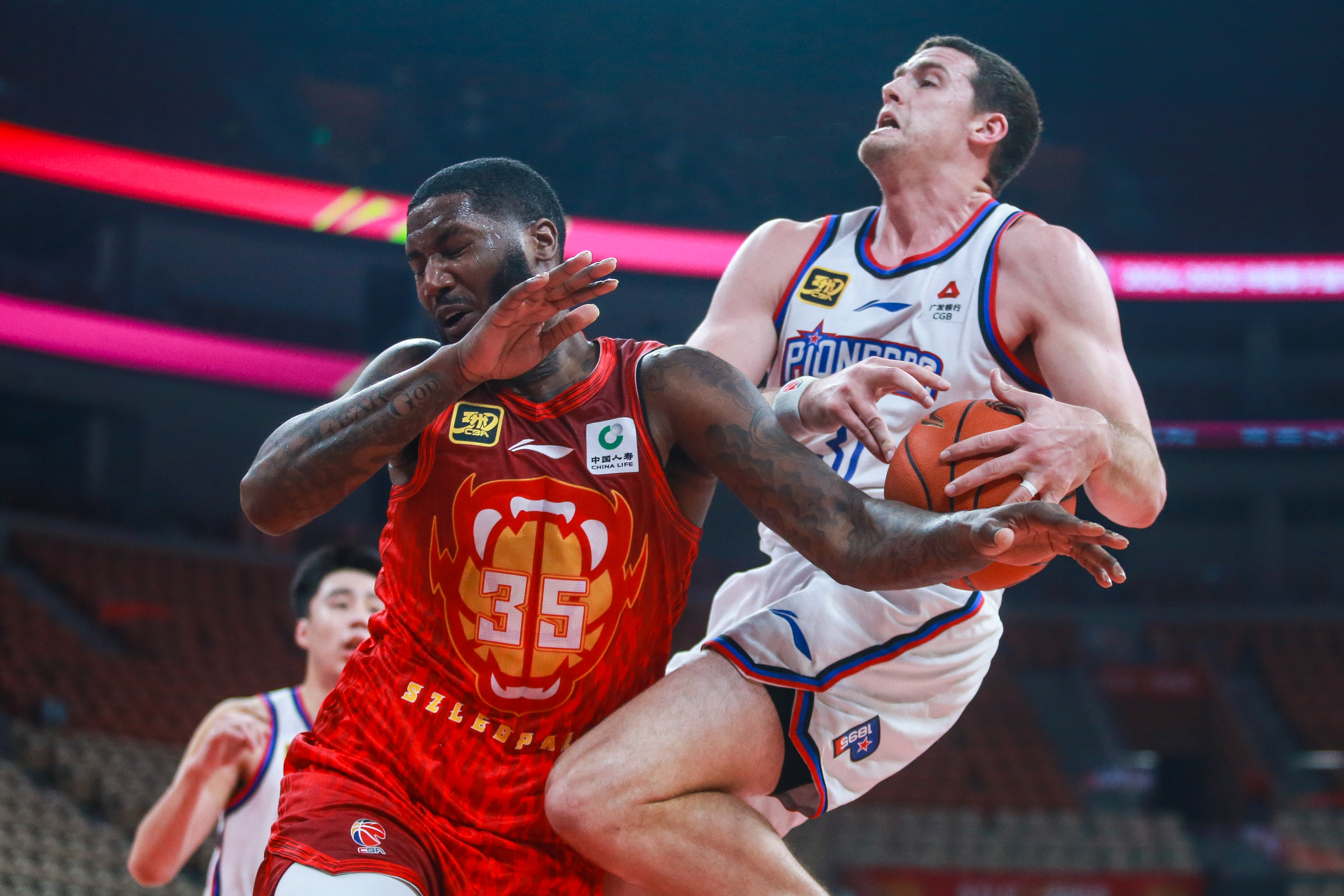 天津队鏖战灰熊，麦科勒姆点燃赛场