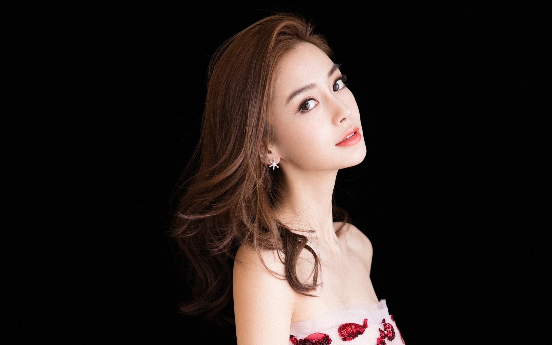 开云体育-卡马文加爆发引领皇马狂飙，芬兰险胜亚特兰大谱写北欧童话